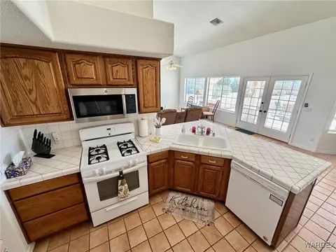 Kitchen - 2176 E Cactus Wren Rd, Kingman, AZ 86409 photo 4 of 7