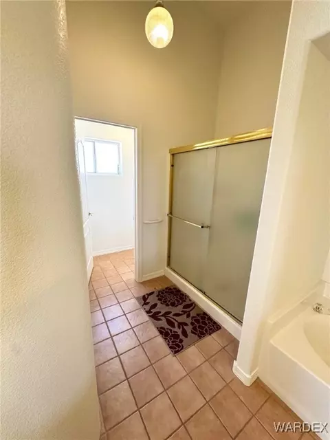 Bath - 2176 E Cactus Wren Rd, Kingman, AZ 86409 photo 3 of 5