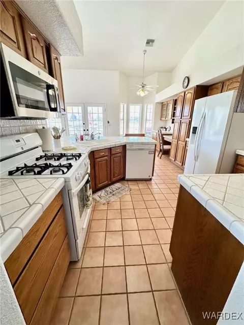 Kitchen - 2176 E Cactus Wren Rd, Kingman, AZ 86409 photo 6 of 7