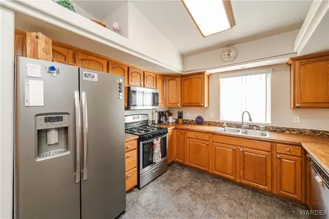 Kitchen - 3868 E Suffock Ave, Kingman, AZ 86409 photo 2 of 3