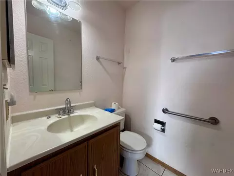 Bath - 2500 E Hearne Ave, Kingman, AZ 86409 photo 1 of 2