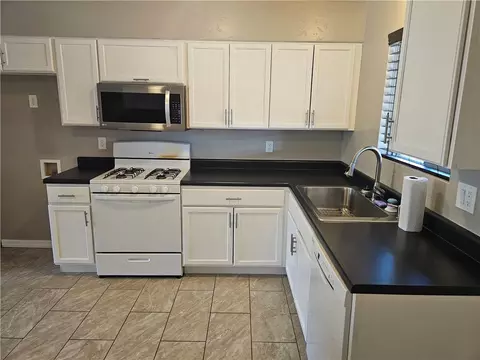 Kitchen - 2800 E Thompson Ave, Kingman, AZ 86409 photo 3 of 3