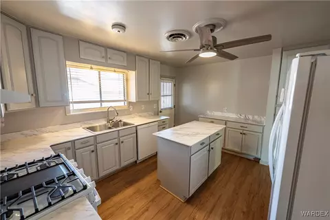 Kitchen - 415 Jackson St, Kingman, AZ 86401 photo 3 of 4