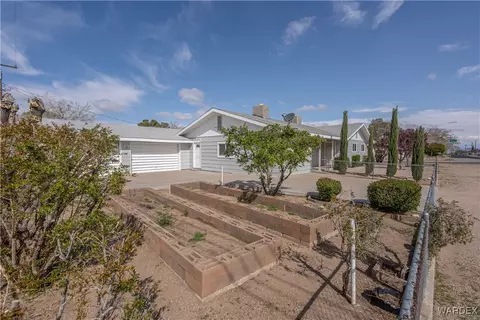Exterior - 415 Jackson St, Kingman, AZ 86401 photo 4 of 8