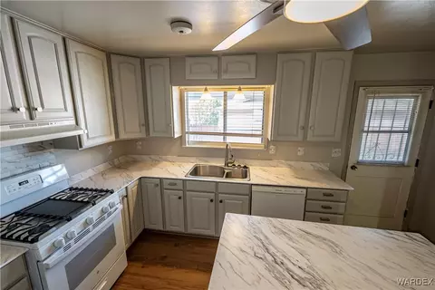 Kitchen - 415 Jackson St, Kingman, AZ 86401 photo 4 of 4