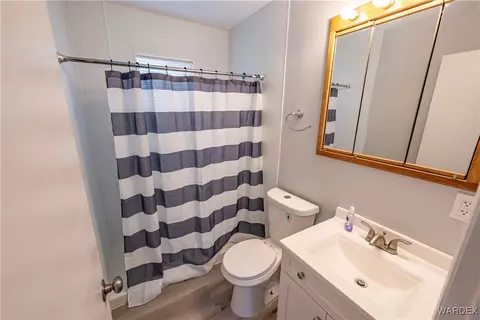Bath - 2615 E Devlin Ave, Kingman, AZ 86409 photo 1 of 1