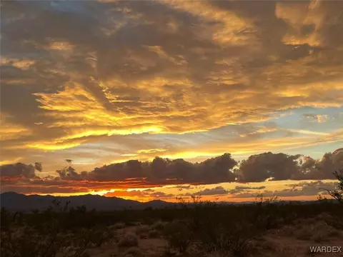 3132 S Jesse James Rd, Yucca, AZ 86438