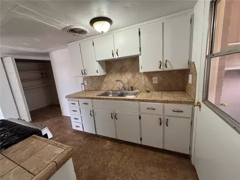 Kitchen - 2825 E Potter Ave, Kingman, AZ 86409 photo 3 of 4