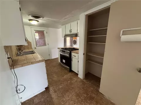 Kitchen - 2825 E Potter Ave, Kingman, AZ 86409 photo 2 of 4