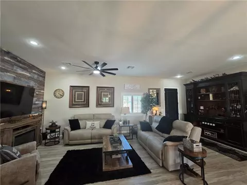 Living - 7790 E Oxbow Dr, Kingman, AZ 86401 photo 2 of 3