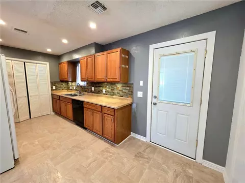 Kitchen - 3166 E Thompson Ave, Kingman, AZ 86409 photo 1 of 2