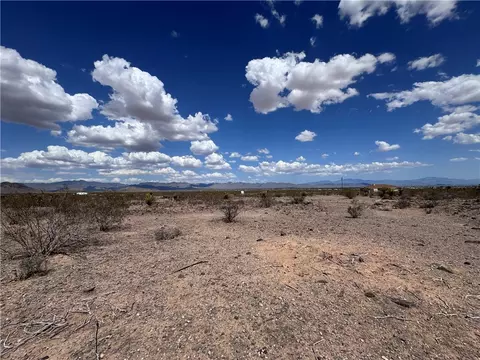 000 N Dome Rd, Golden Valley, AZ 86413