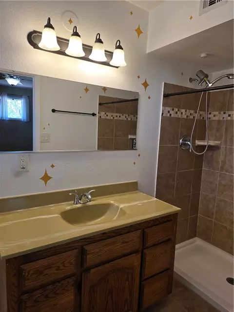 Bath - 3120 E Ames Ave, Kingman, AZ 86409 photo 4 of 6