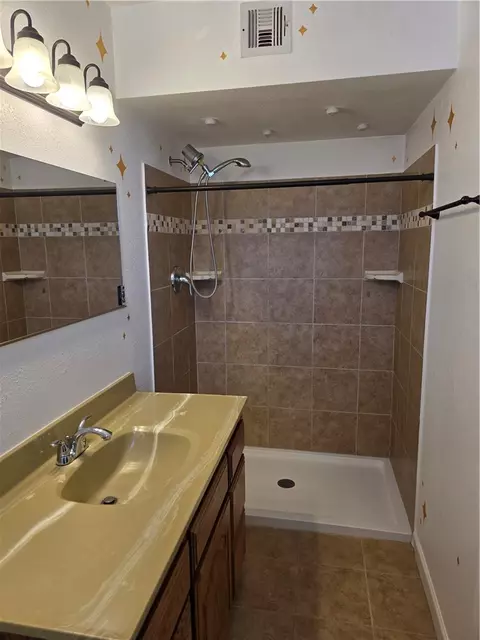 Bath - 3120 E Ames Ave, Kingman, AZ 86409 photo 5 of 6