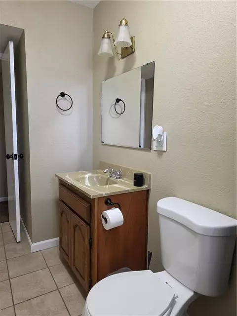 Bath - 3120 E Ames Ave, Kingman, AZ 86409 photo 3 of 6