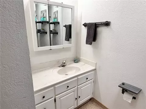 Bath - 3223 E Potter Ave, Kingman, AZ 86409 photo 3 of 4