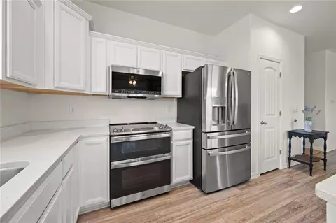 Kitchen - 2124 John Wayne Dr, Kingman, AZ 86409 photo 5 of 5
