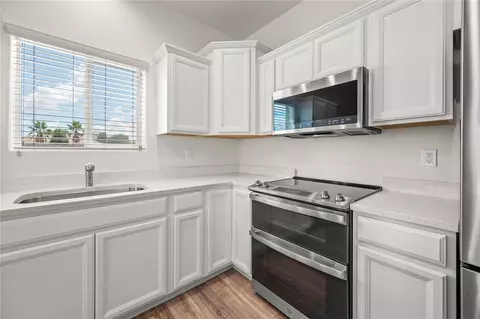 Kitchen - 2124 John Wayne Dr, Kingman, AZ 86409 photo 4 of 5