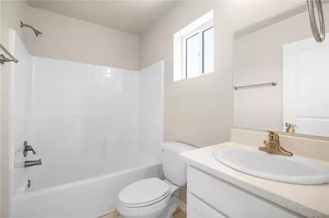 Bath - 2945 E Thompson Ave, Kingman, AZ 86409 photo 1 of 2