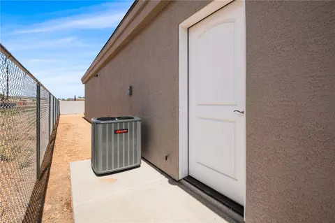 Exterior - 875 E Beverly Ave, Kingman, AZ 86409 photo 7 of 7