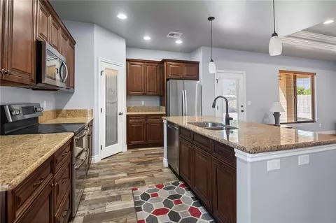 Kitchen - 1968 John Wayne Dr, Kingman, AZ 86409 photo 1 of 2