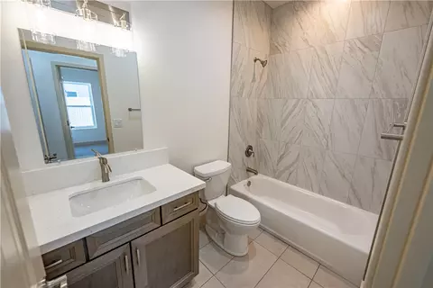 Bath - 2485 E Devlin Ave, Kingman, AZ 86409 photo 2 of 3