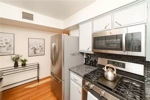 Kitchen - 3755 E Diagonal Way, Kingman, AZ 86409 photo 3 of 4