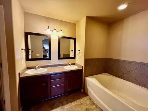 Bath - 3952 E Ames Ave, Kingman, AZ 86409 photo 1 of 4