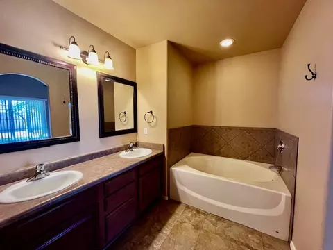 Bath - 3952 E Ames Ave, Kingman, AZ 86409 photo 3 of 4