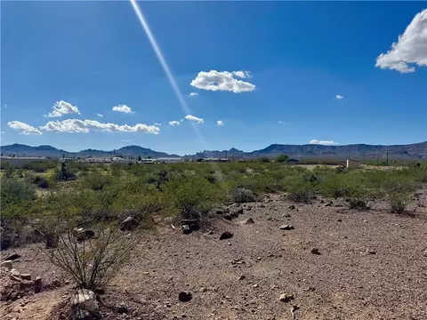 4191 N Dilkon Rd, Golden Valley, AZ 86413