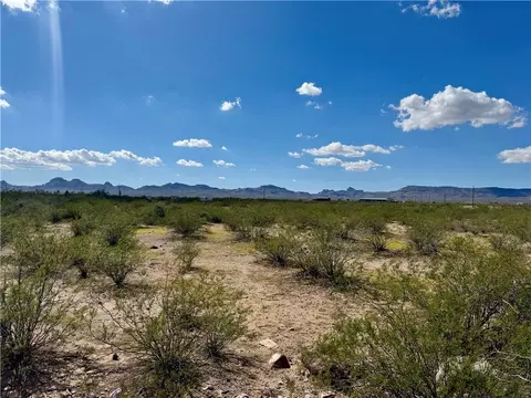 3753 N Escuela Rd, Golden Valley, AZ 86413