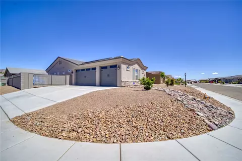 Exterior - 2115 John Wayne Dr, Kingman, AZ 86409 photo 2 of 8