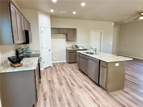 Kitchen - 2445 E Hearne Ave, Kingman, AZ 86409 photo 4 of 7