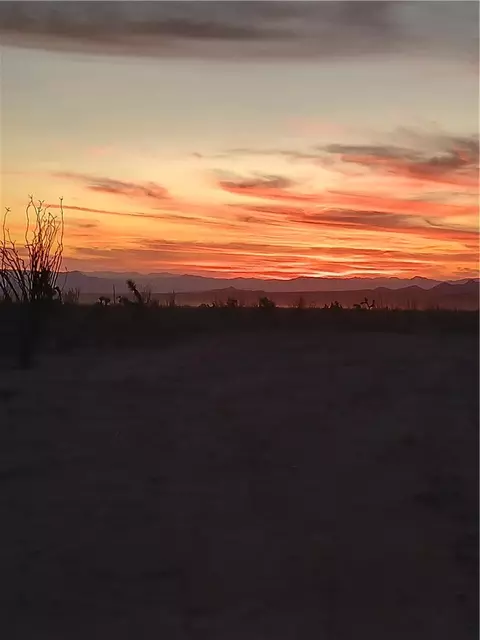 1813 W Yellow Bird Dr, Yucca, AZ 86438