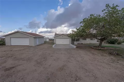 4625 N Smoketree Rd, Golden Valley, AZ 86413