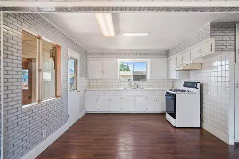 Kitchen - 3545 E Oriole Ln, Kingman, AZ 86409 photo 3 of 4