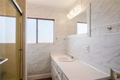 Bath - 3545 E Oriole Ln, Kingman, AZ 86409 photo 2 of 3