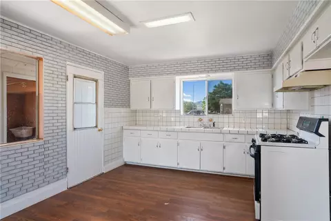 Kitchen - 3545 E Oriole Ln, Kingman, AZ 86409 photo 2 of 4