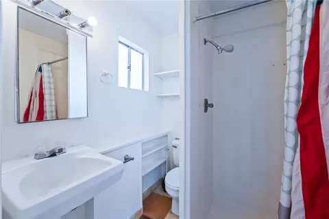 Bath - 3736 E Canary Ln, Kingman, AZ 86409 photo 1 of 3