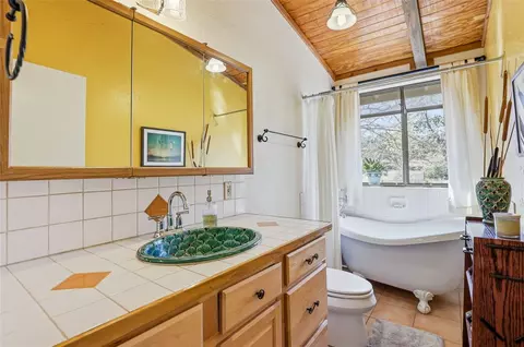 Bath - 7270 N Pine Valley Dr, Hackberry, AZ 86411 photo 1 of 3