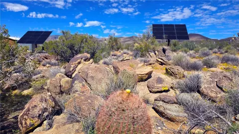 8375 E Cholla Dr, Yucca, AZ 86438