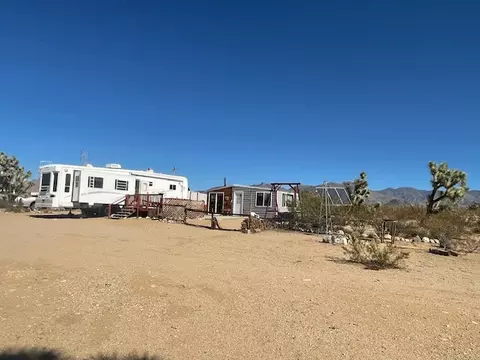 13950 S Howard Rd, Yucca, AZ 86438