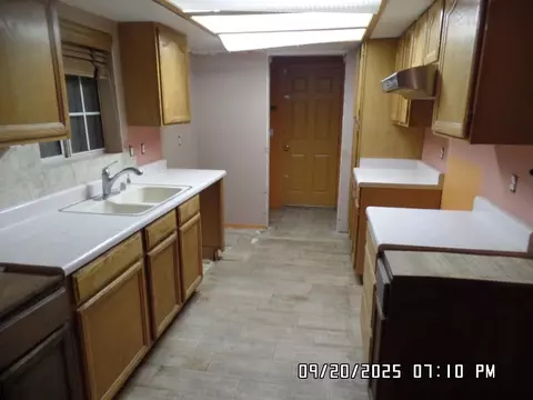 Kitchen - 2195 E Suffock Ave, Kingman, AZ 86409 photo 2 of 3