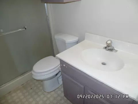 Bath - 2195 E Suffock Ave, Kingman, AZ 86409 photo 4 of 5