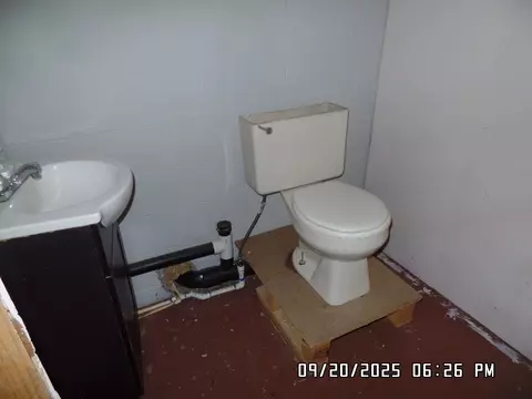 Bath - 2195 E Suffock Ave, Kingman, AZ 86409 photo 3 of 5