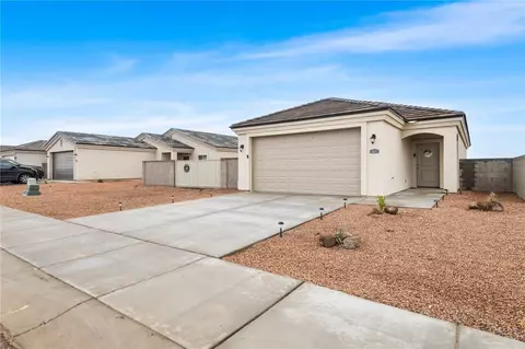 Exterior - 3283 E Farm Crest Ave, Kingman, AZ 86409 photo 6 of 8