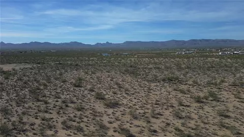 3895 N Hoover Rd, Golden Valley, AZ 86413