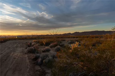 207-17 S 065 S Cameron Rd, Yucca, AZ 86438