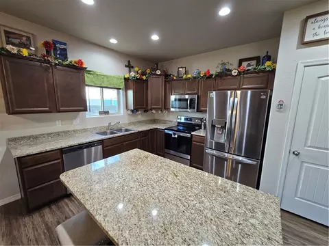 Kitchen - 2579 Estrella Vis, Kingman, AZ 86409 photo 2 of 3