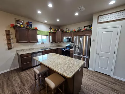 Kitchen - 2579 Estrella Vis, Kingman, AZ 86409 photo 3 of 3